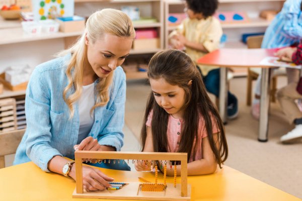 ways to become montessori teacher